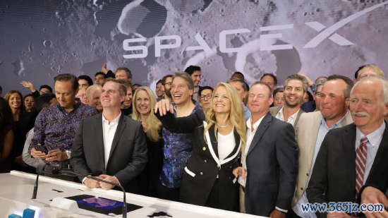 2026 年 6 月 12 日，SpaceX公司总裁兼首席运营官格温妮・肖特威尔与公司高管在纳斯达克往返所共同庆祝 SpaceX 得手上市。